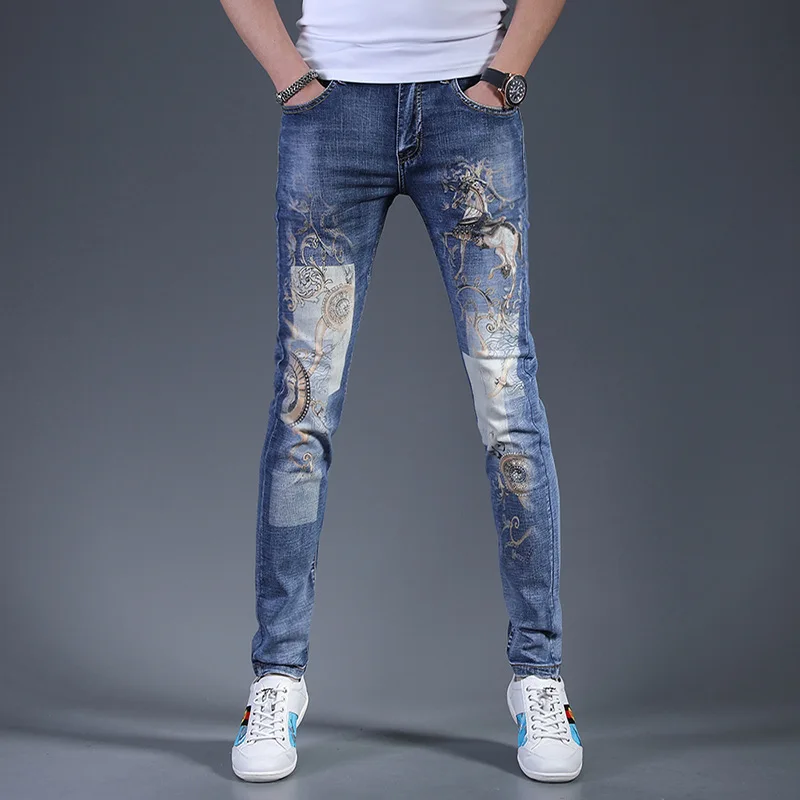 Luxus und modische bedruckte Jeans für Männer im Jahr 2024 neue Jeans kleidung mit schmaler Passform und elastischen Füßen trend ige Freizeit hose