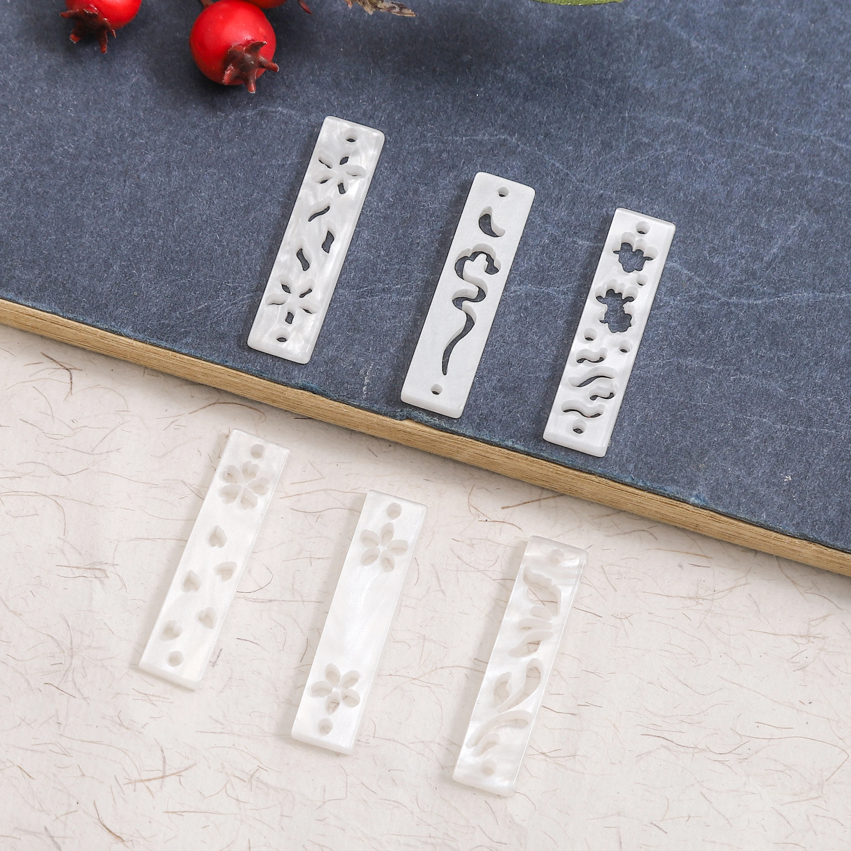 

5-6pcs 7x30mm Vintage Flower Leaf Hollow Out Rectangle Charms Acrylic Pendant For DIY Keychain Earrings Jewelry Making Materials