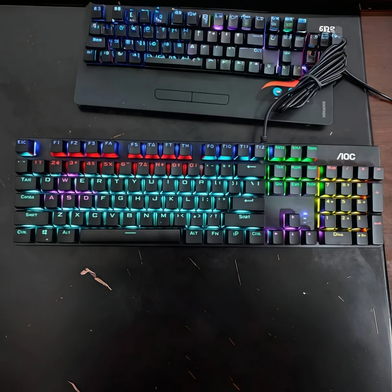 Aoc Gk410 Mechanisch toetsenbord 104-toetsen Volledige toets Conflictvrij E Sport Bedraad Blauwe as Pubg Game Mechanisch toetsenbord met achtergrondverlichting