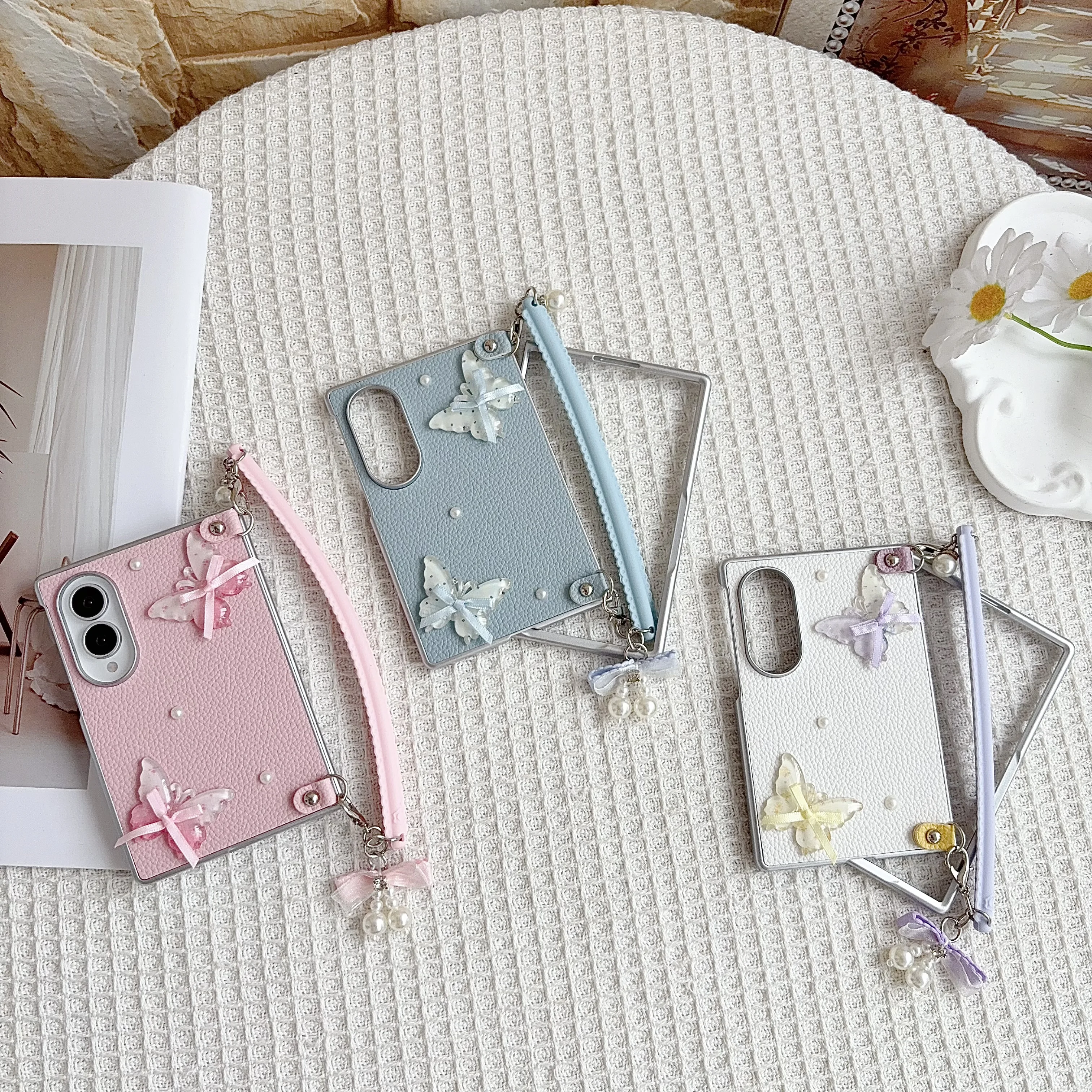 Etui na telefon Samsung Galaxy Z Fold8 Fold 8 Wide ze skóry z wzorem 3D motyla, perłami i liściem litchi, odporne na wstrząsy, z elastycznym paskiem, smukłe. — zdjęcie produktu 6