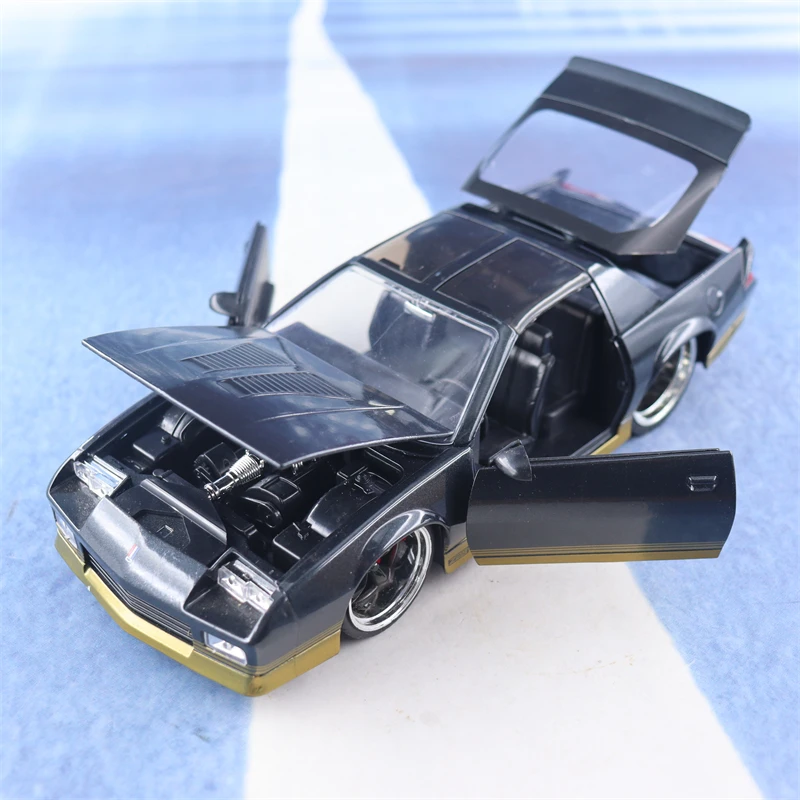 1:24 1985 CHEVY Camaro High Simulation Diecast Car Metal Alloy Model Car Children\'s toys collection gifts J276