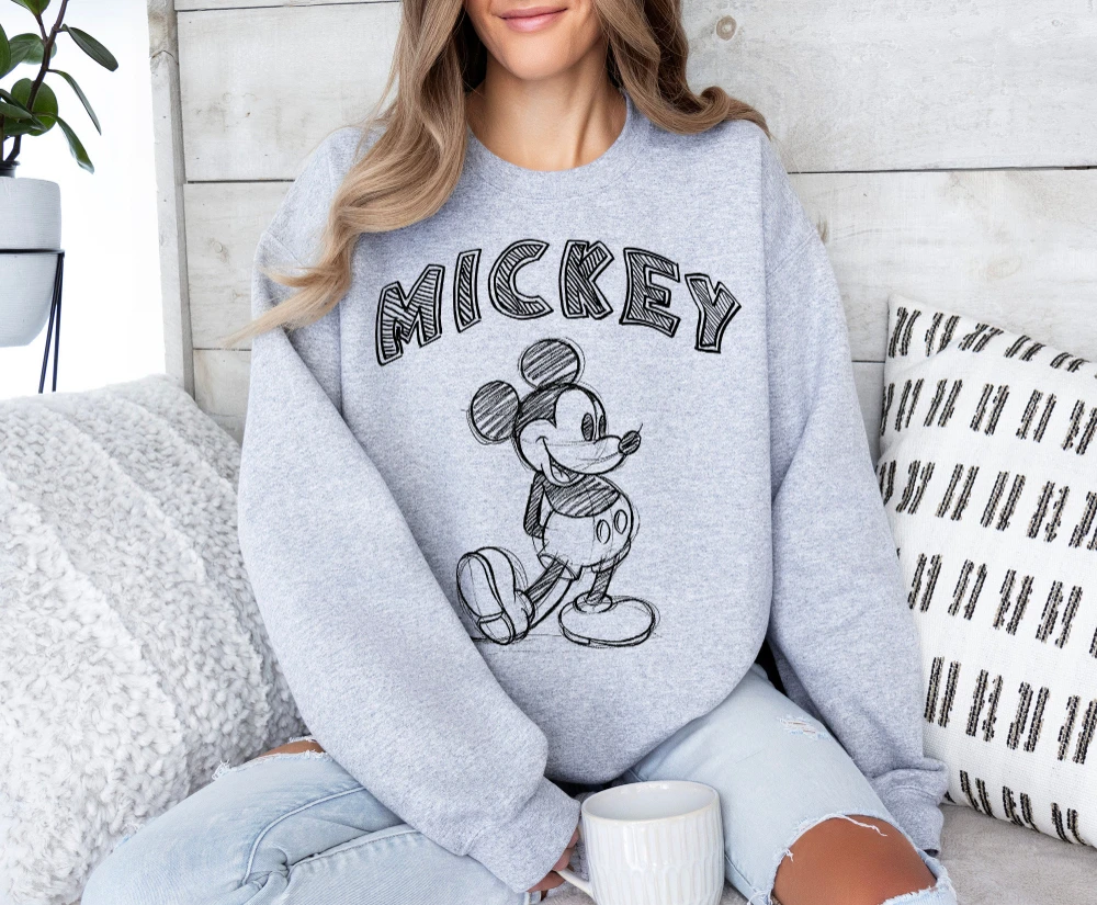 Mickey Mouse sweatshirt, Disney new round neck sweatshirt, loose retro style, casual and fashionable sweatshirt for all seasons.