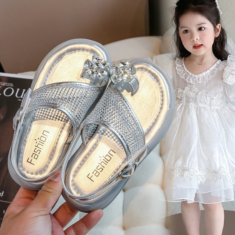 

Детские повседневные сандалии2025лето-осень, новый стиль, детские домашние тапочки на плоской подошве, удобные шлепанцы для девочек, уличная пляжная обувь