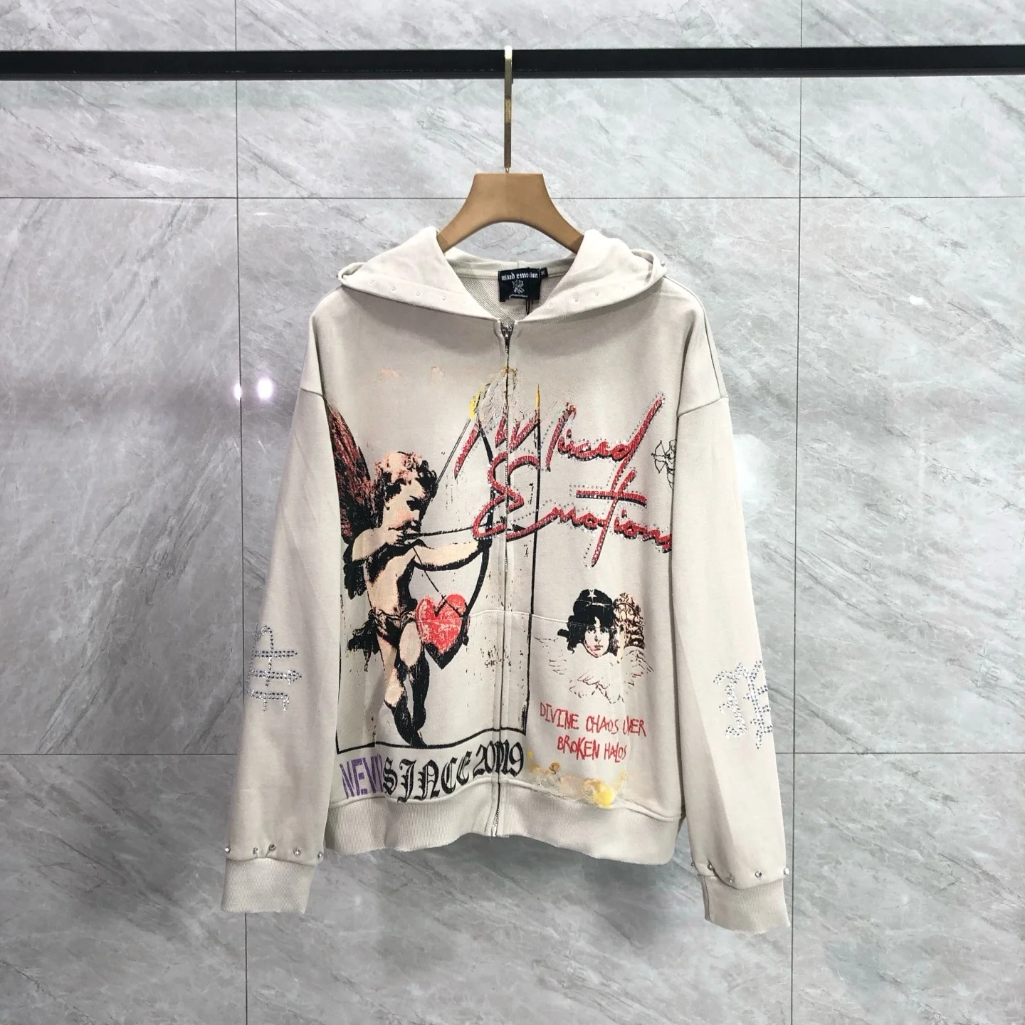 Jaqueta com Capuz e Zíper com Estampa de Grafite Cupido, Moletom Casual de Manga Longa em Fleece com Estampa de Emoções Mista...