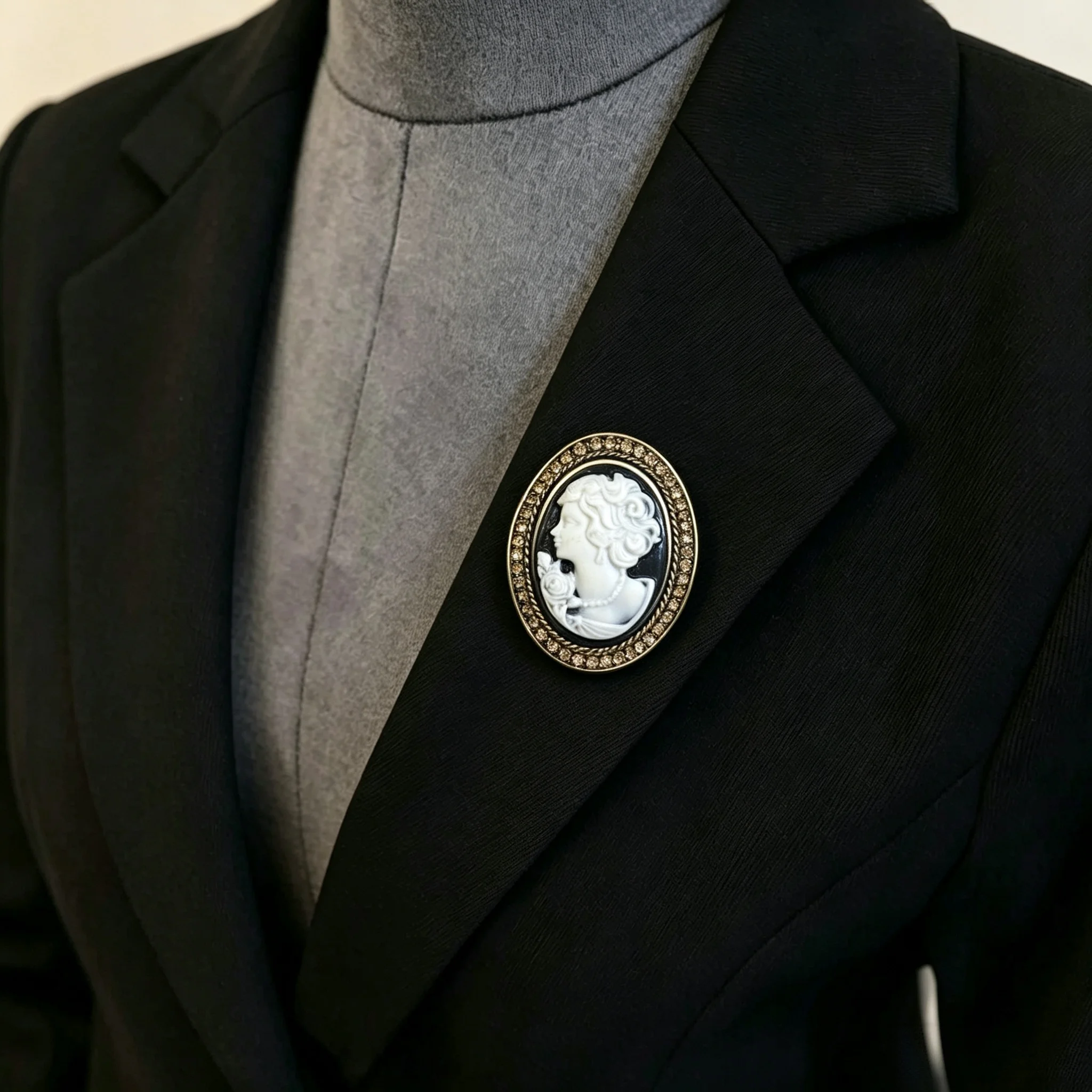 Essh&Pule Vintage Cameo Lady Portrait Brooch Crystal Rhinestone Frame Lapel Pin Retro Suit Scarf Accessory Women Fashion Jewelry