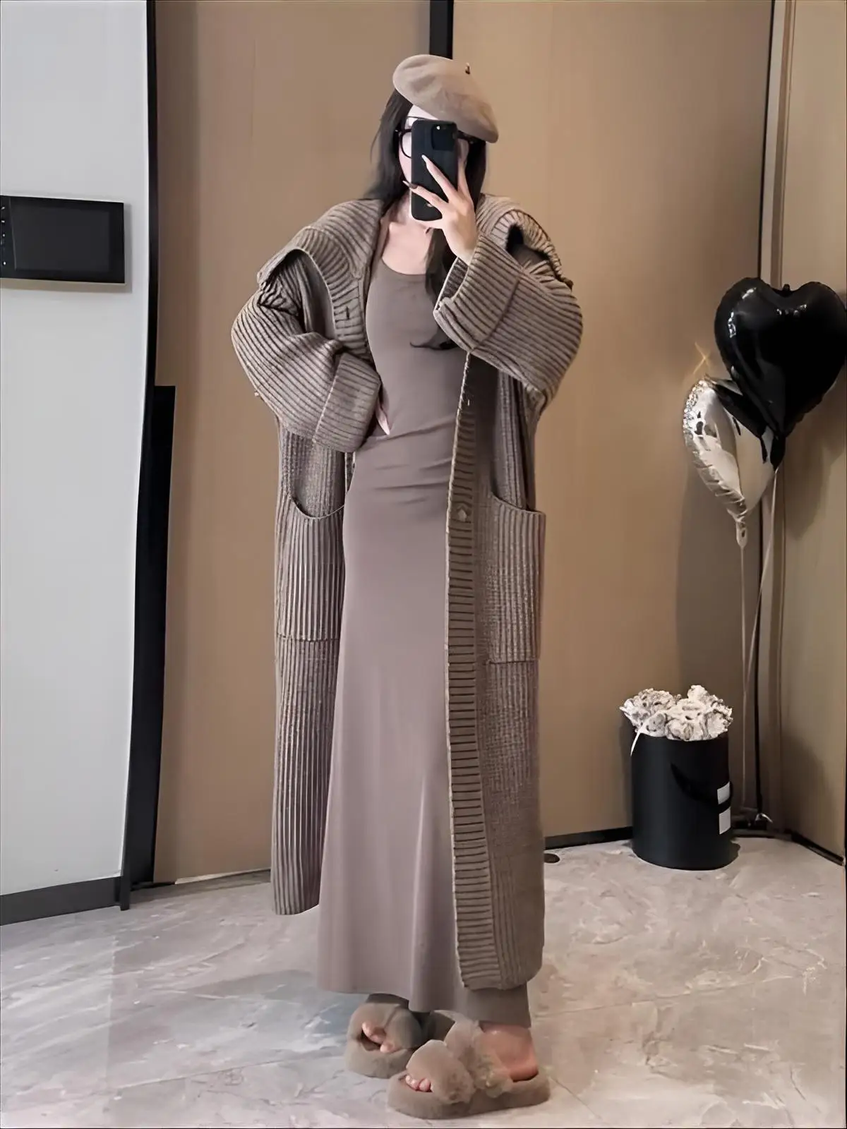 

Женские удлиненные кардиганы больших размеров на осень: свободный крой, натуральная фактура, асимметричный круглый вырез, вязаные, со спущенным плечом