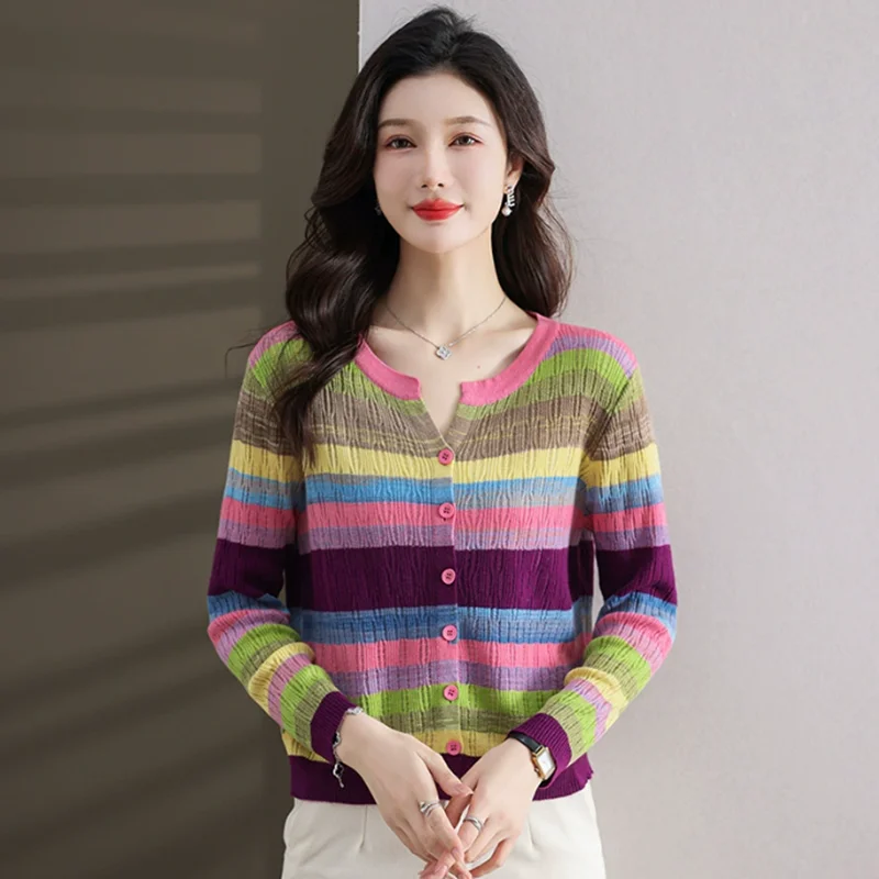 가을 신상 여성복 디자인은 속이 빈 V넥과 레인보우 컬러 패치워크 스트라이프가 돋보이는 긴팔 스웨터입니다.