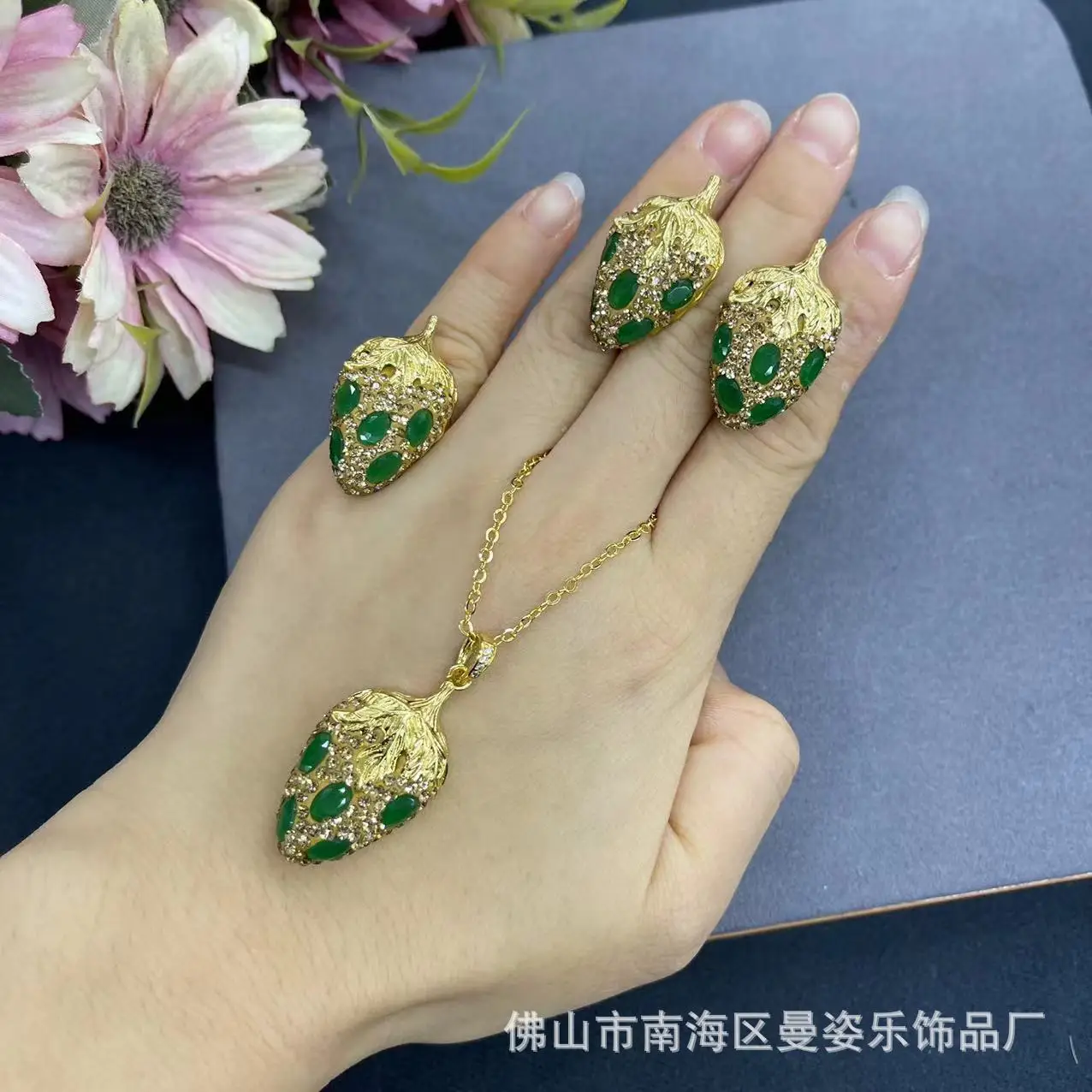 DIY accessories New French vintage strawberry inlaid green crystal stone set Douyin live broadcast hot-selling model factory dir