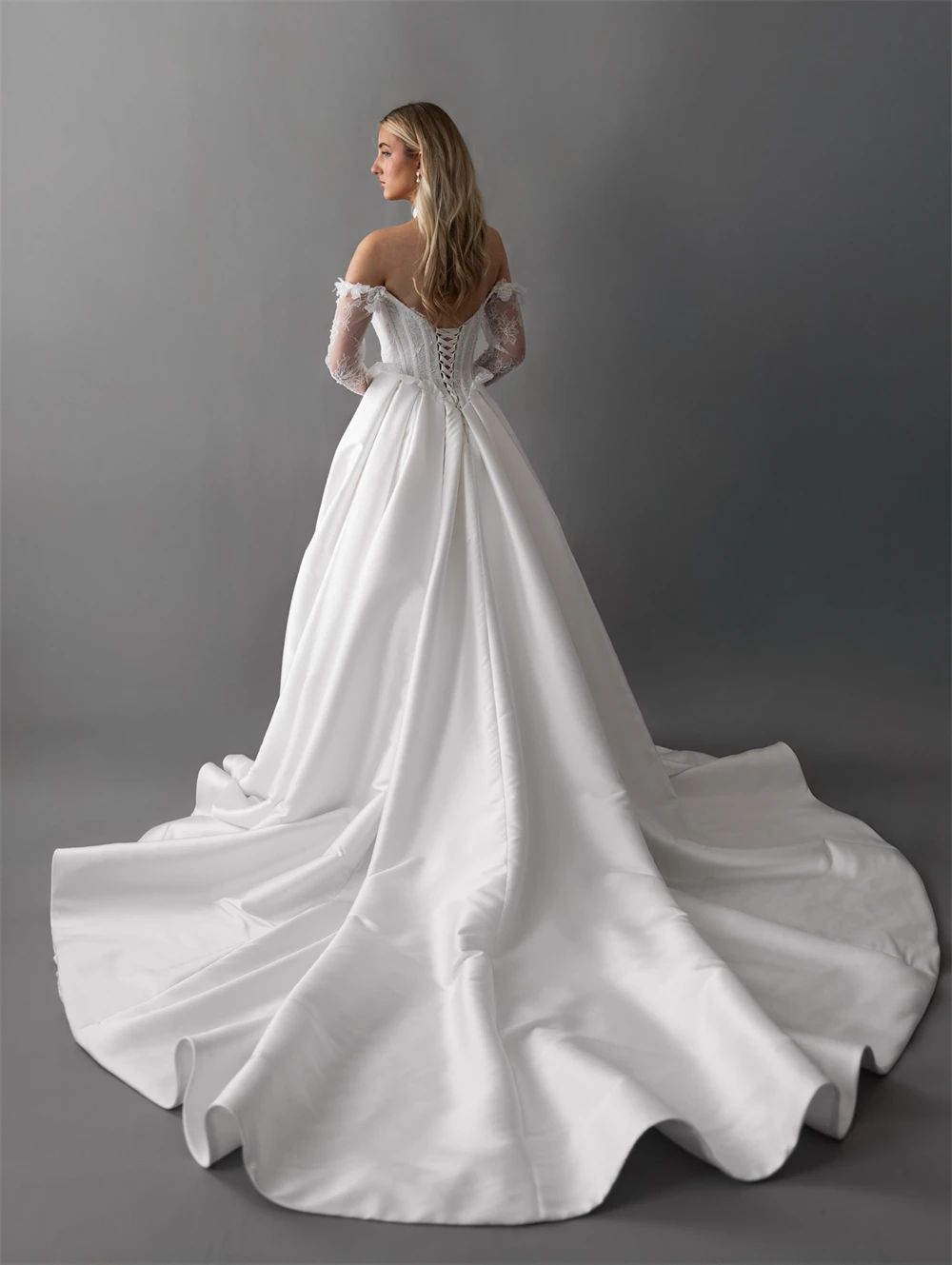 Aangepaste Charmante Witte Satijnen Trouwjurk Formele Sweetheart Lange Mouwen Bruidsjurken Zachte A-lijn Hof Trein Robe de mariée