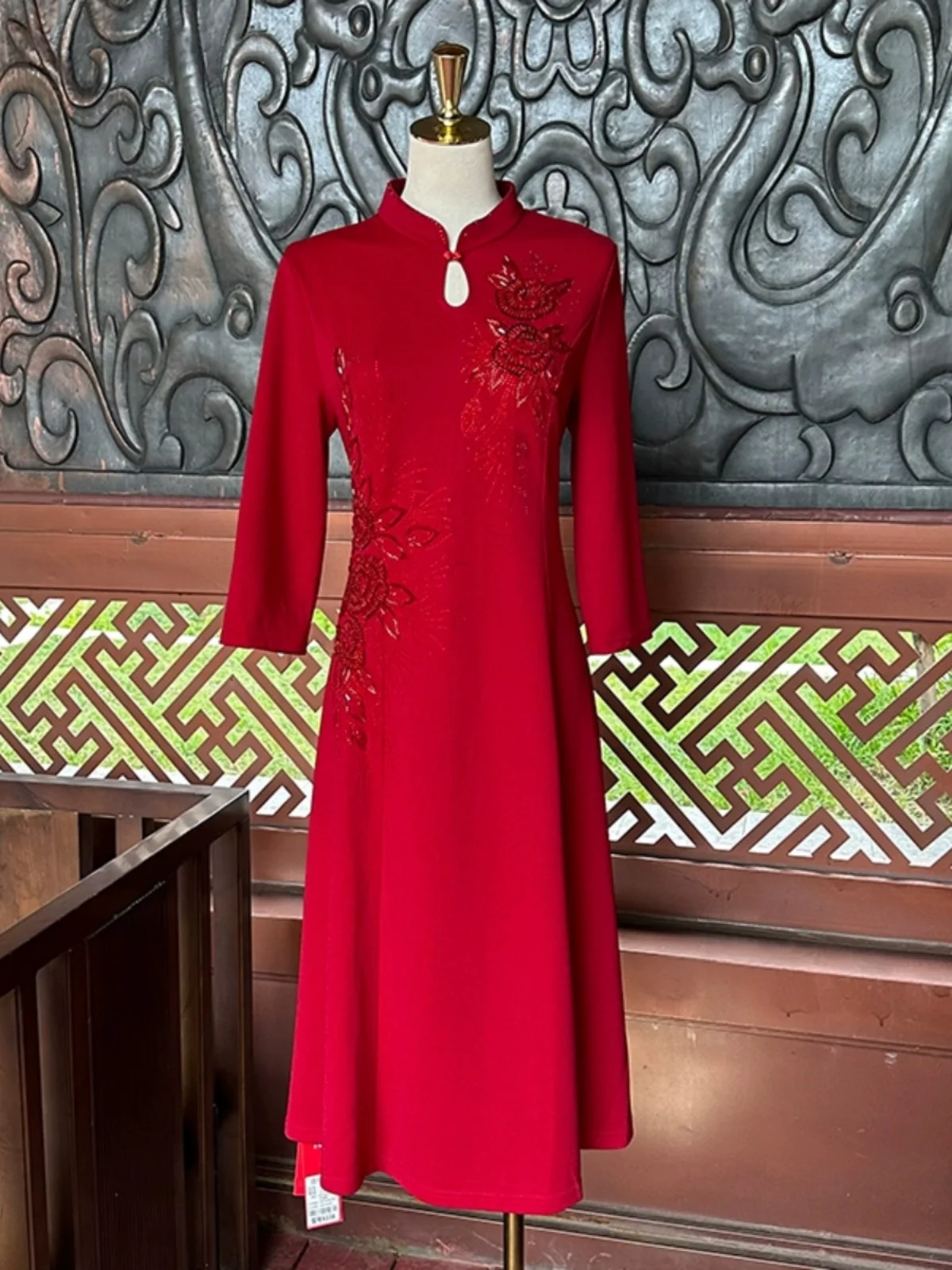 

Элегантное молодежное свадебное платье для мамы: высококачественное, средней длины, свободного кроя, с застежкой на пуговицах, однотонное, для торжественных мероприятий