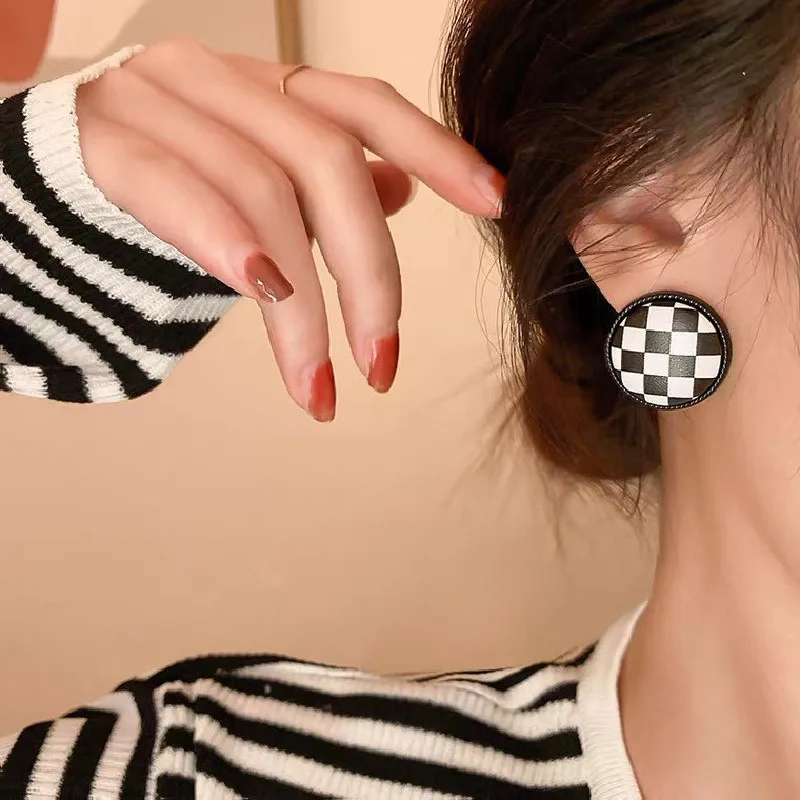 Personality Geometric Black White Color Geometric Pattern Irregular Stripe Earrings Retro Trend Woman Exquisite Ear Accessories