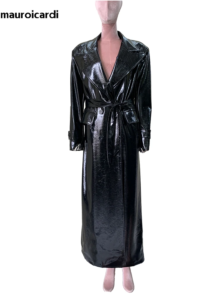

Mauroicardi осень зима удлиненное водонепроницаемое блестящее светоотражающее лакированное пальто из искусственной кожи женские пояса двубортное свободное макси-кожа пальто подиум европейская мода 2025 плащ женский