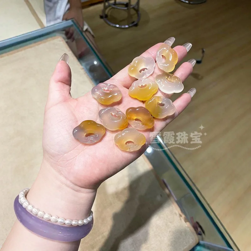 

Изящный двухсторонний кулон из халцедонового агата с узором Жуи и нефритовым элементом «Замок Сянъюнь»