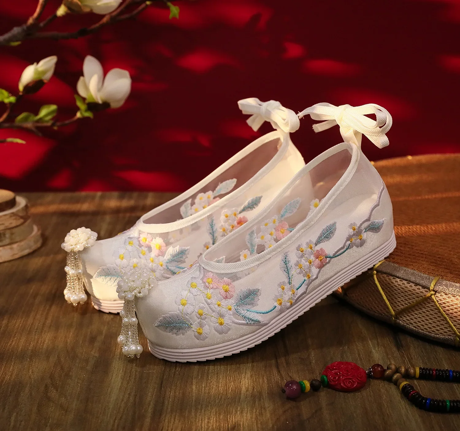 Buty Hanfu dziewczęce dynastia Ming strumieniowe perłowe hafty kwiatowe buty ślubne z miękką podeszwą wysoki wzrost starożytne rekwizyty kostiumowe