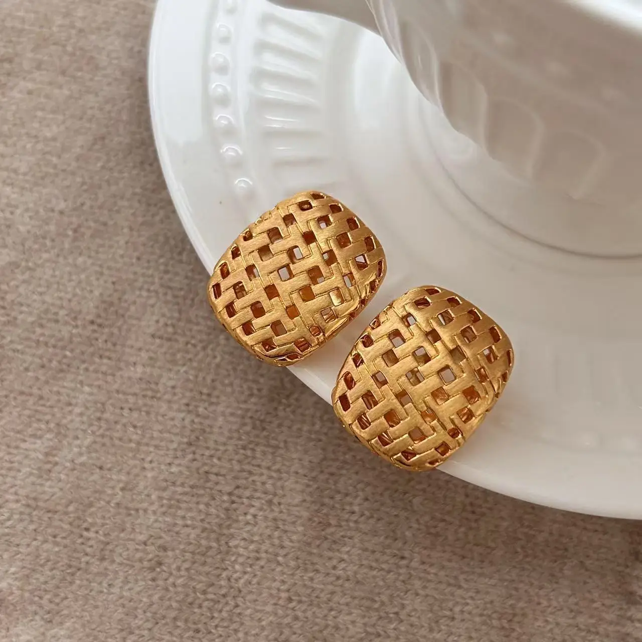 New square hollow woven metal stud earrings niche design simple and expensive old money style temperament silver needle earrings