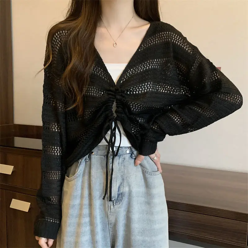 Vintage Hollow Out topy odzież damska sznurek z długim rękawem cienki dekolt w serek koszulka z dzianiny moda codzienna wiosenny letni top