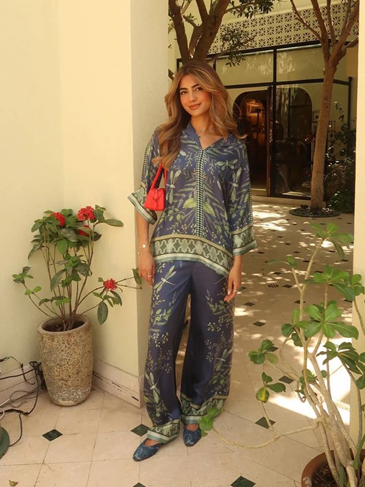 Set Celana Panjang Gambar Cetak Wanita Mode Kemeja Lengan Panjang Leher V Chic Setelan Celana Panjang Kaki Lebar Longgar Set 2 Potong Wanita Musim Panas