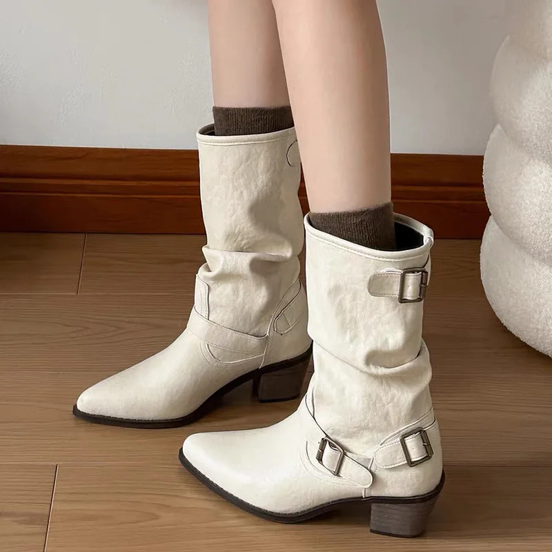 حذاء للكاحل من الجلد الأبيض على الطراز البريطاني للنساء - حذاء مارتن بكعب مكتنز بمقدمة مدببة مع إبزيم حزام