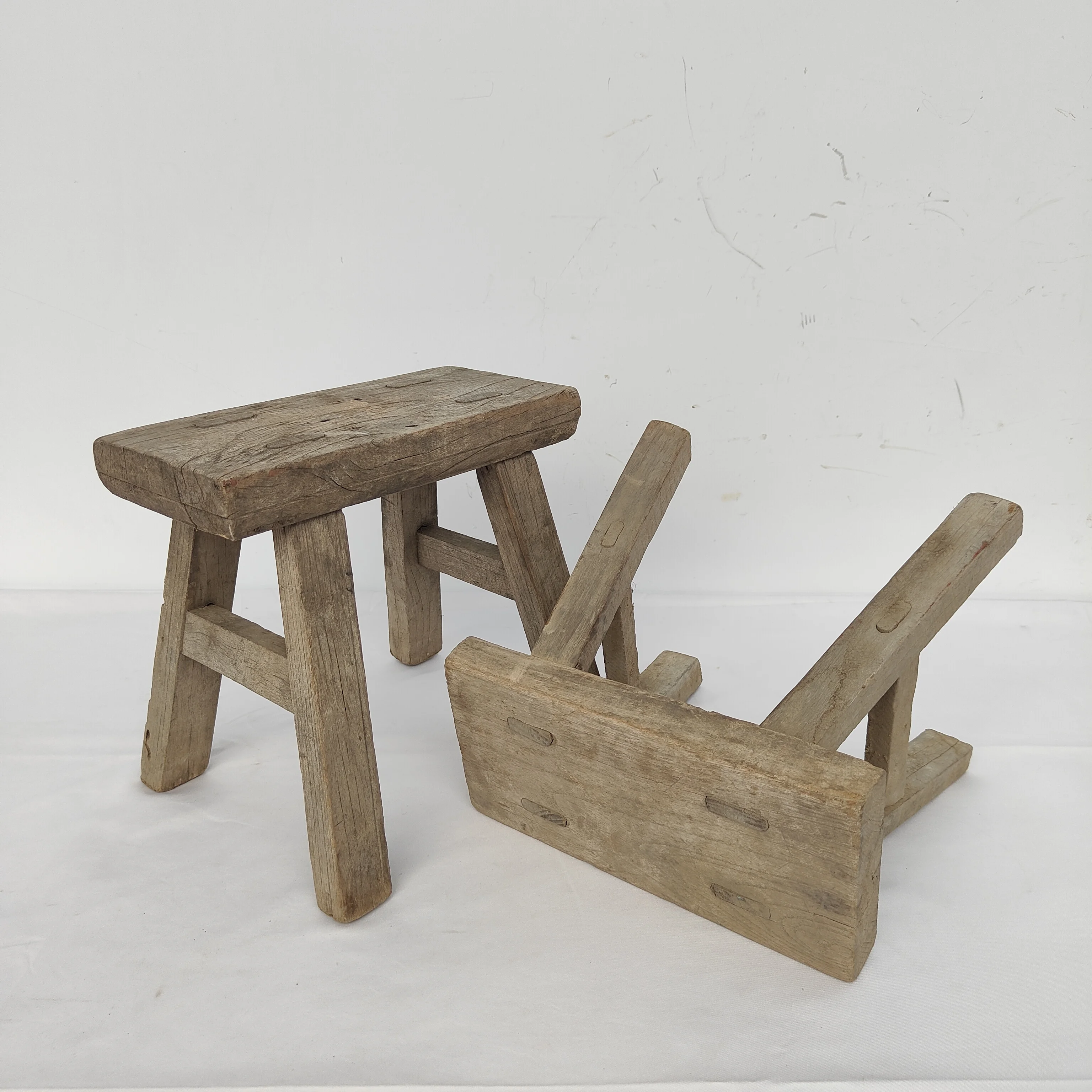 الأشياء الشعبية القديمة مقعد صغير مقعد الدردار البراز تيار مباشر الفيلم والتلفزيون اطلاق النار الدعائم الزراعية زخرفة الزخرفية الرجعية