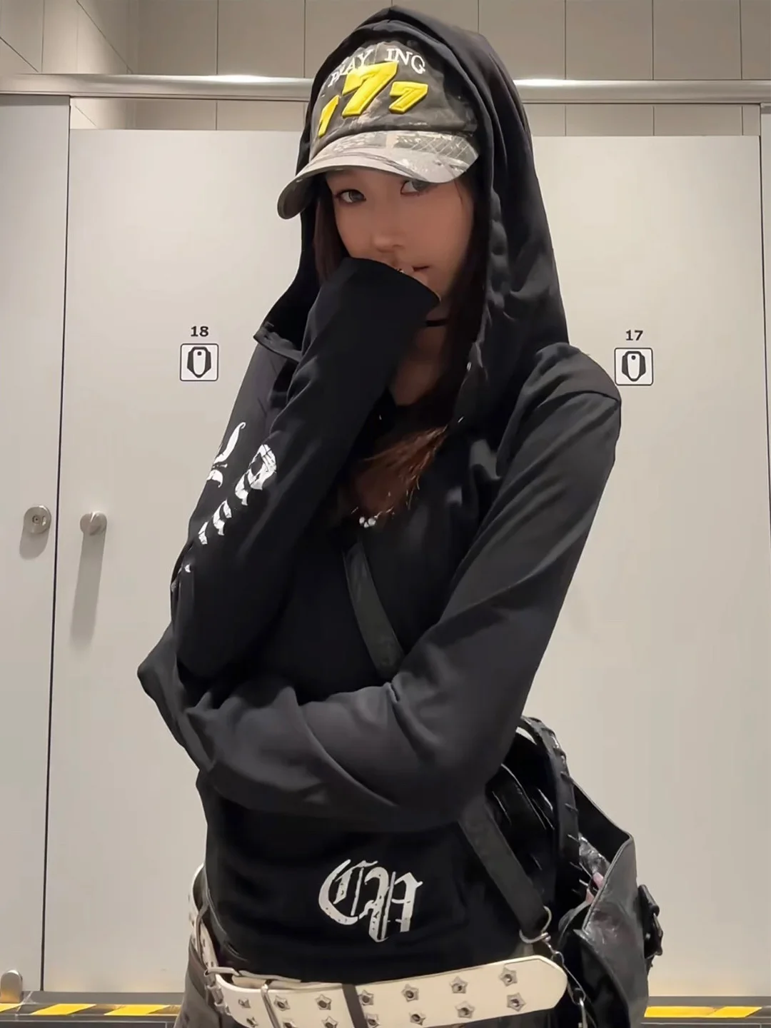 تي شيرت نسائي بأكمام طويلة على الطراز الأمريكي، هودي صيفي بتصميم بانك غوطي، قميص علوي أنيق وعصري بطباعة هندسية وقماش خفيف