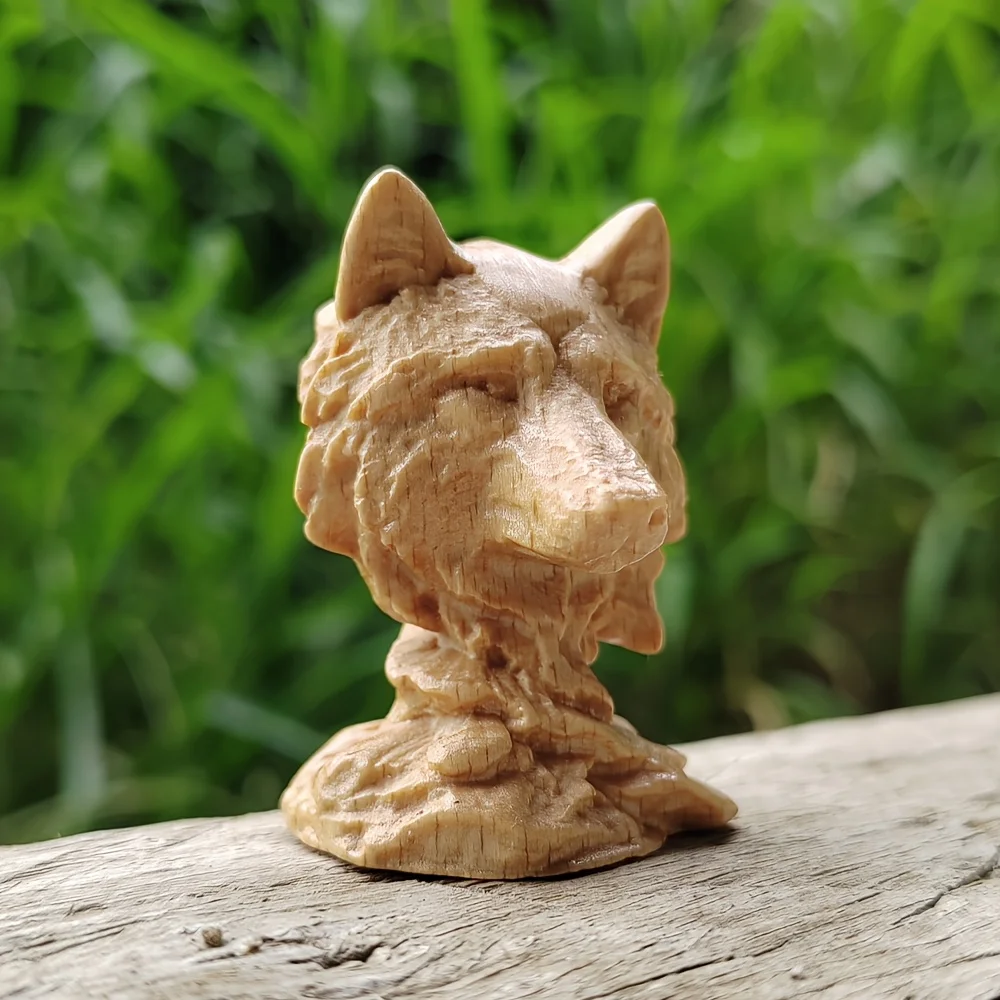 Figura de Lobo de Madera Tallada a Mano de 1.8 Pulgadas, Estilo Moderno, Tema Animal, Ideal para Decoraciones Creativas de Escritorio, Decoraciones de Fiesta, Decoraciones de Interiores, Dormitorio, Centro de Mesa, Regalo de Regreso a Clases, Regalo de Año Nuevo, Sala de Estudio