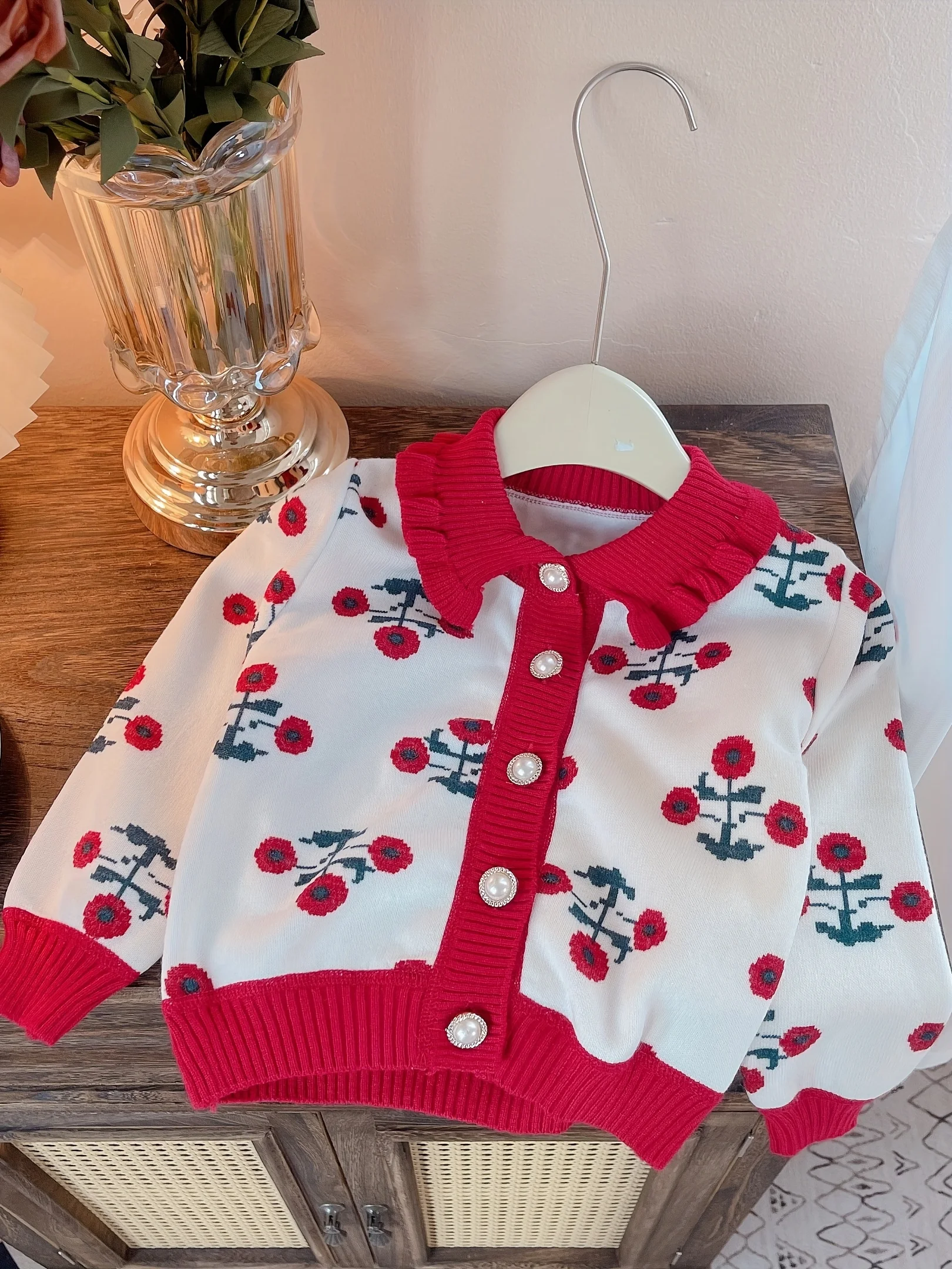 Gestrickte Pulloverjacke für Mädchen, neuer koreanischer Stil, Frühling und Herbst, dünnes Samt-Cardigan-Oberteil für kleine Kinder, stilvolles Baby-Mädchen