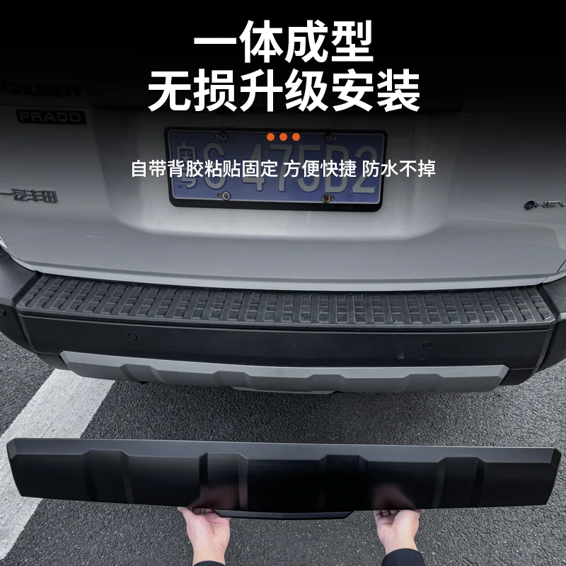 ينطبق على تويوتا لاند كروزر الباب الخلفي تقليم حروف اسوداد 24 برادو LC250 المصد الخلفي تحت الحرس