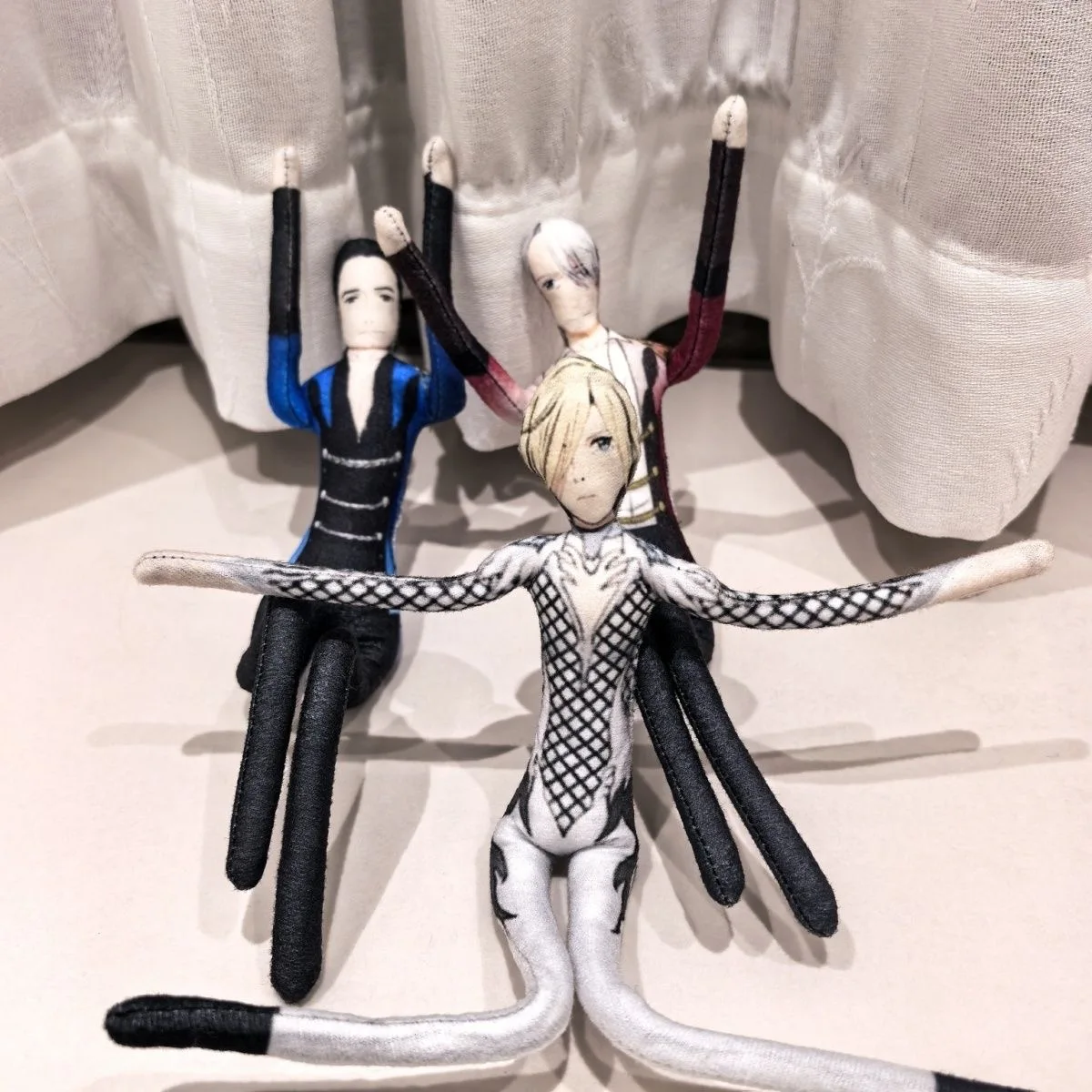 Yuri Anime en hielo Yongli Victor muñeca abstracta ratón seco forma cóncava regalos de seguidor circundante