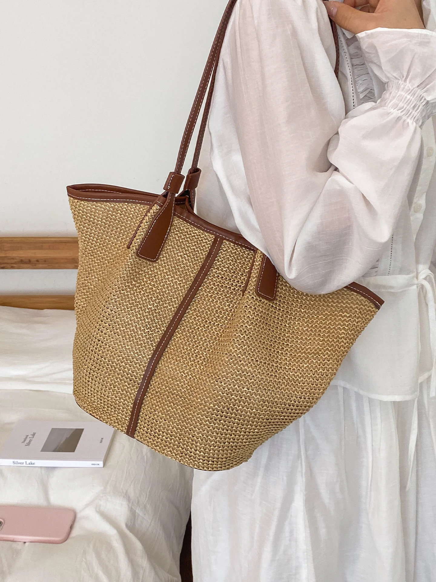 Summer 2026 New Style Large Capacity Straw Woven Beach Shoulder Bag Casual Simple Fashion Women's Tote Bag Commuter Basket