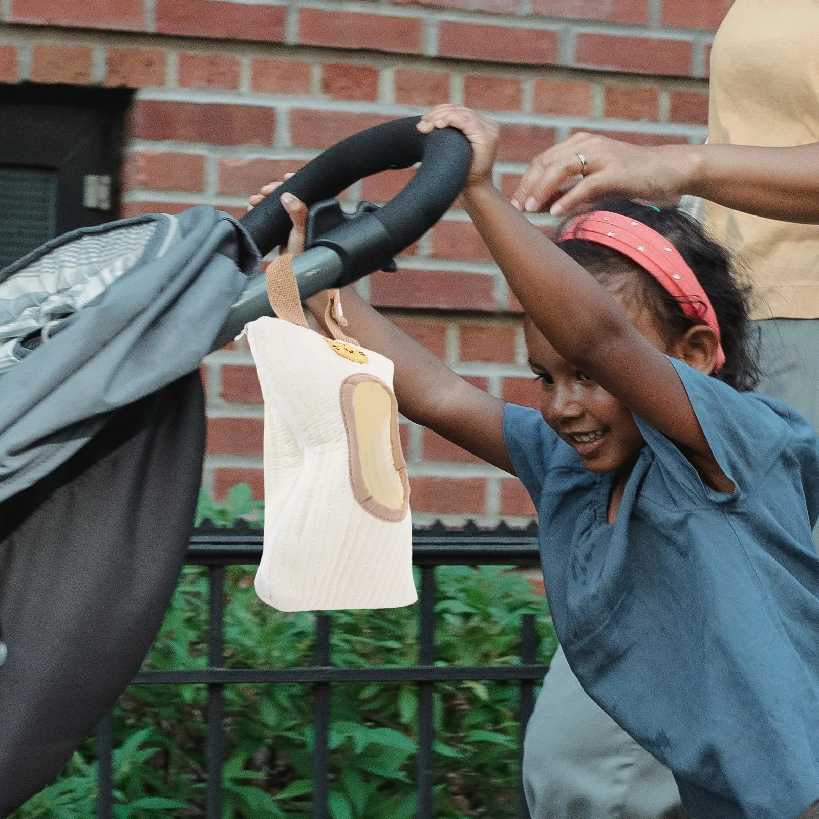 

Portable Baby Wipes Container Hanging Wet Wipe Case Leak Proof Stroller Organizer for Travel Diaper Bag Storage on The Go