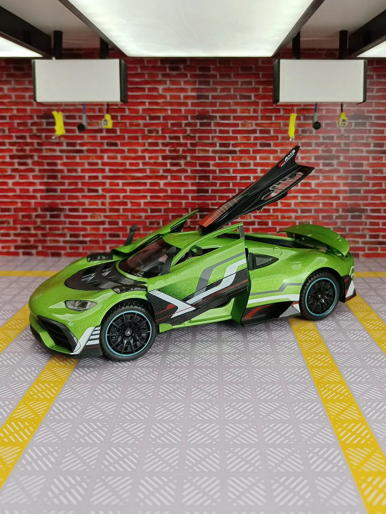 

1:24 ONE alloy car model pull-back acousto-optic toy door and trunk can be opened