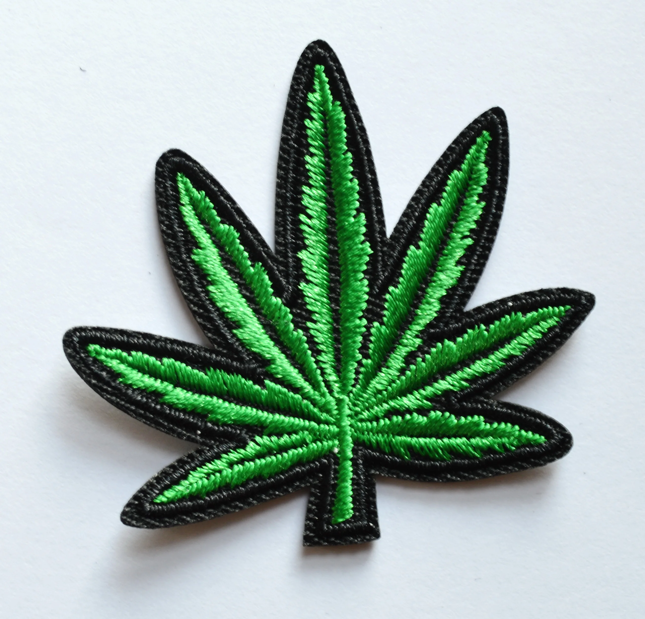 

1x Little Green Pot leaf tobacco Seven Leaves boho hippie retro applique iron on patch (≈ 5 * 4.8 cm)