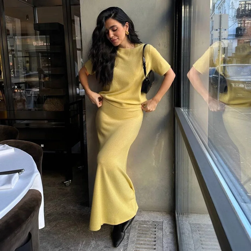 

Simple Solid Color Women's Knitted Skirt Set Autumn Fashion Round Neck Short Sleeved Loose Top Casual Half Body Long Skirt Set