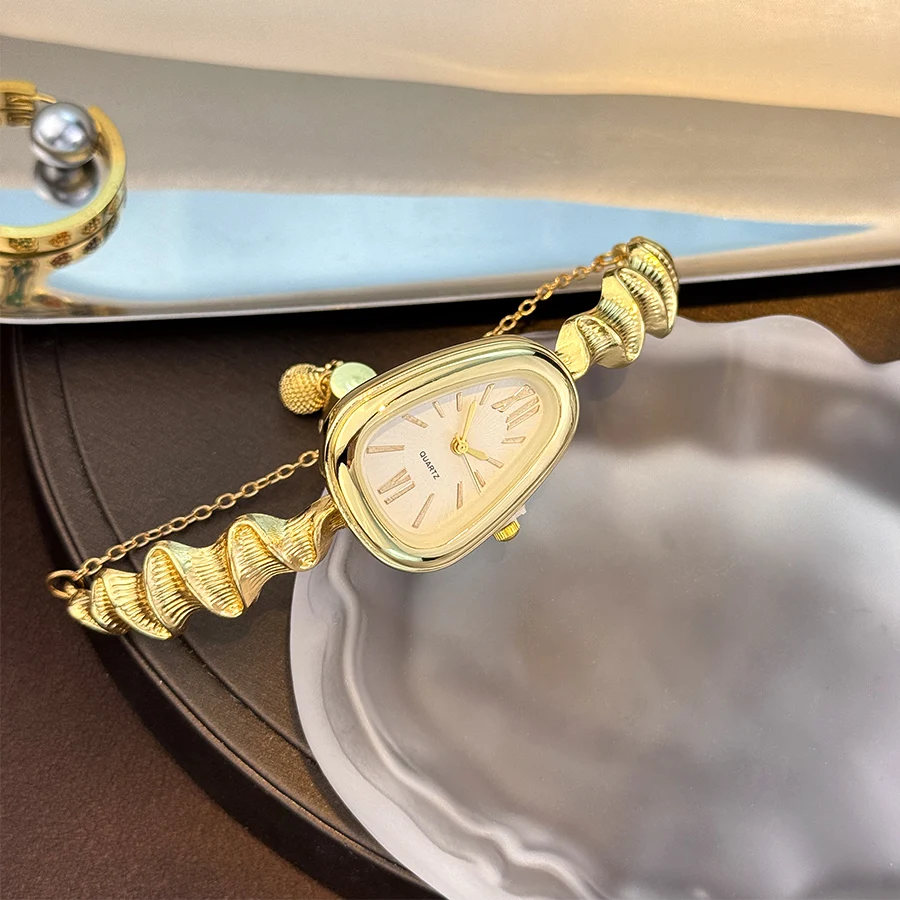 ساعة كوارتز أنيقة على شكل ثعبان للسيدات على الطراز الأوروبي والأمريكي، إكسسوارات عصرية أنيقة بأرقام رومانية فاخرة