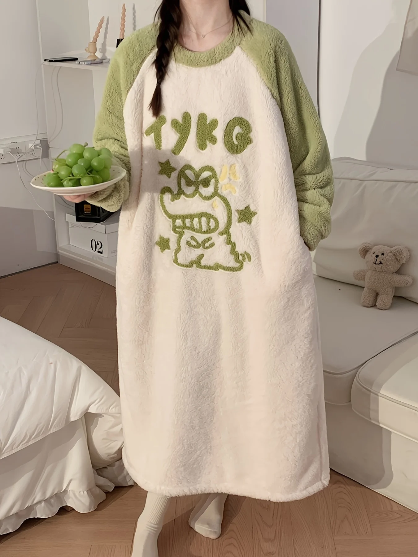 فستان نوم شتوي مريح، بيجامة منفوشة بأكمام طويلة، طباعة كرتونية لطيفة، بطانة قطيفة. ملابس مريحة ودافئة. غسل اليدين.