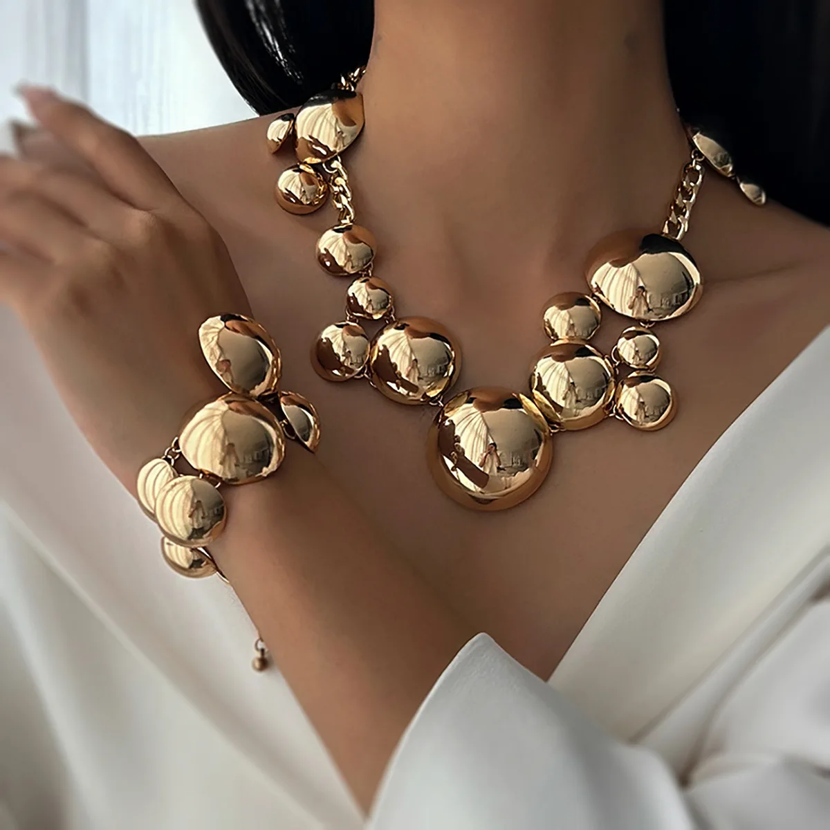 Necklace Geometric Irregular Round Pendant with Smooth Gold Tone Metal for Women Retro French Daily Sophisticated Jewelry