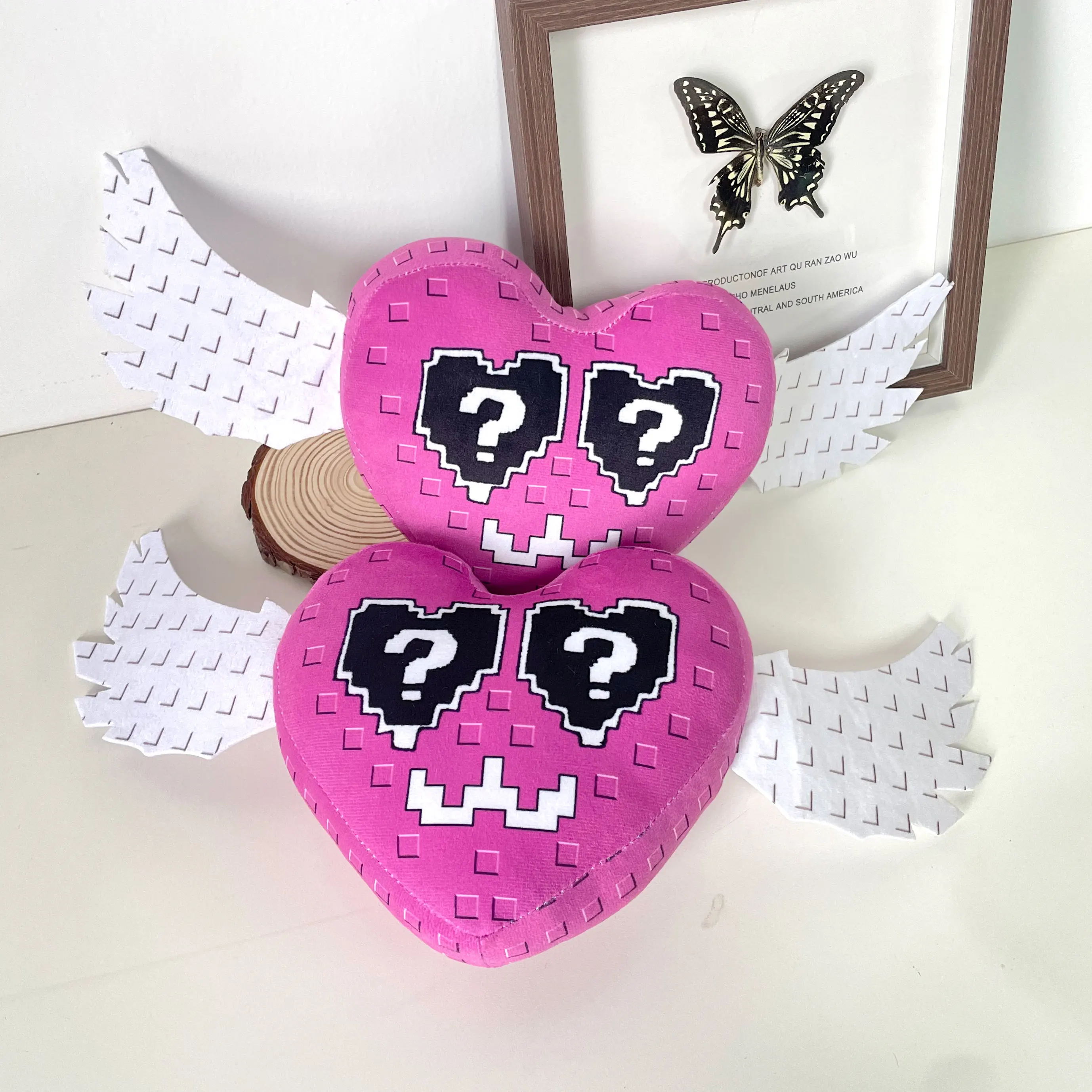 

Плюшевая игрушка-мерчандайзинг по игре Sammy Jandel: крылья ангела в форме сердца с принтом