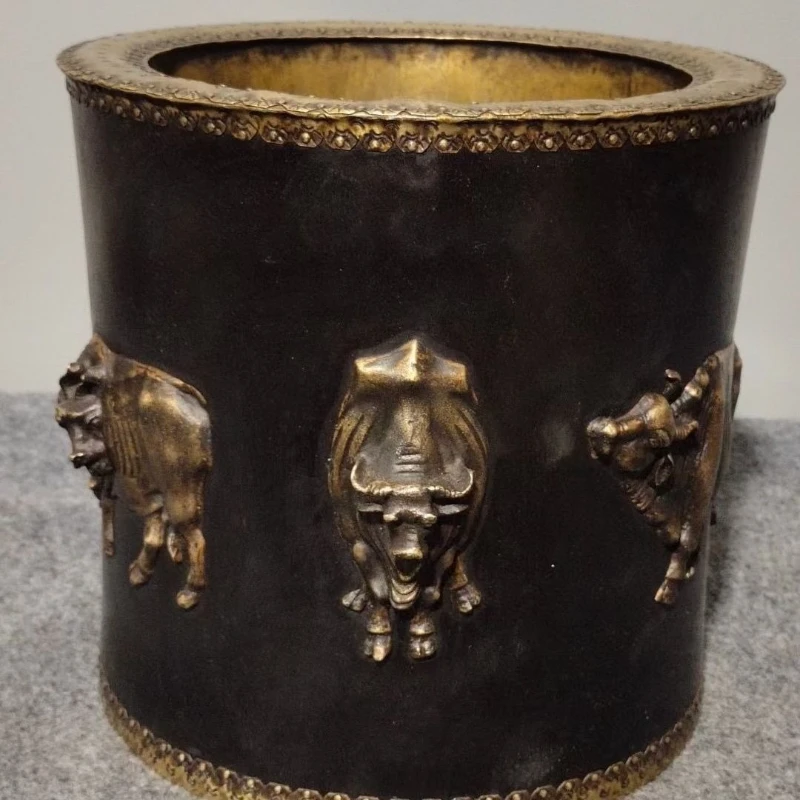 

Small leaf sandalwood hand-inlaid copper Wuniu picture large pen holder ornament