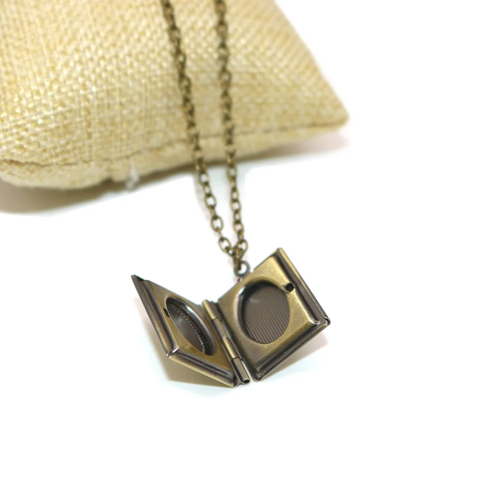 

Bronze Scripture Design Necklace Photo Case Pendant Carve Necklace Jewelry Religious Souvenir Gift Ornaments without Photo Frame