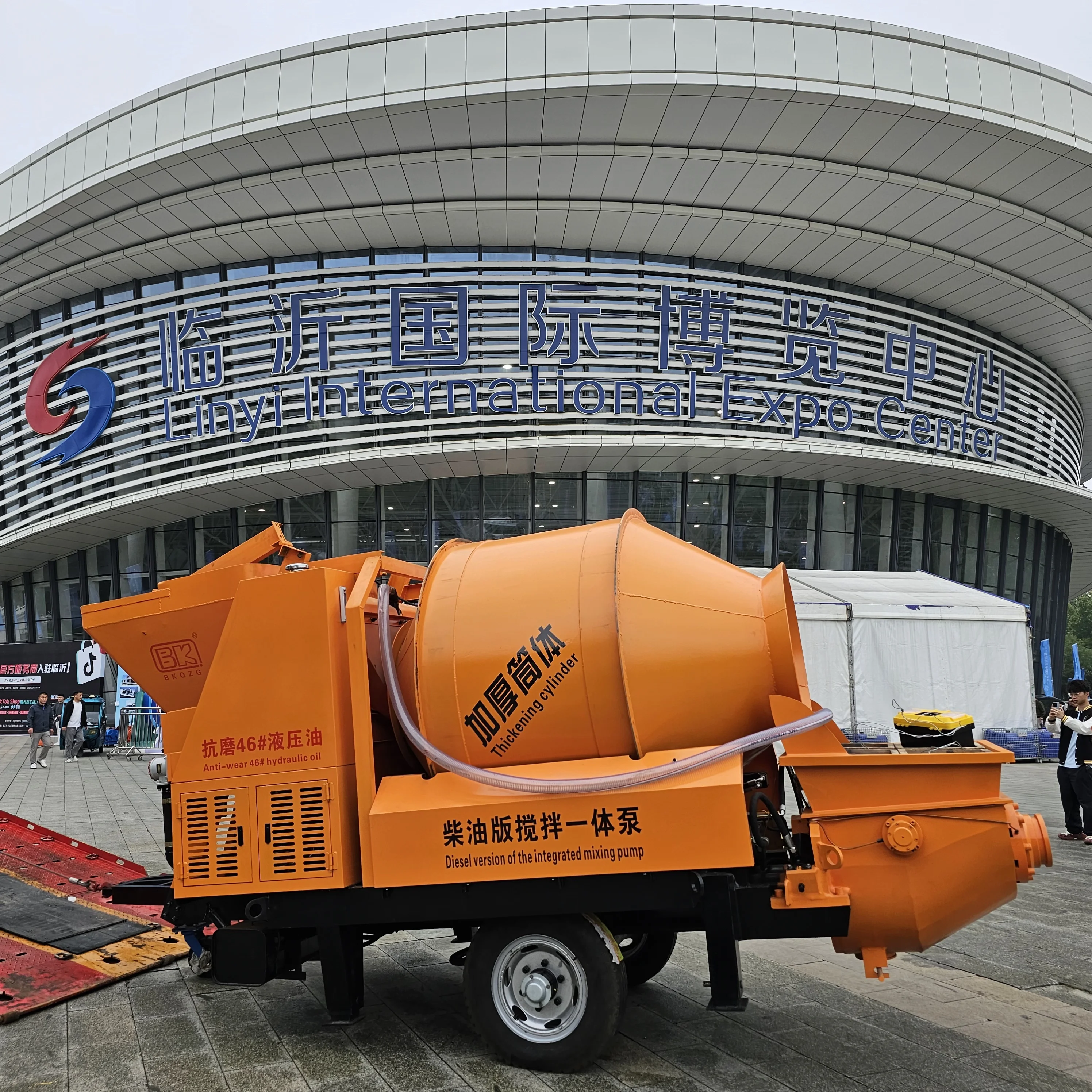Customized Compact Concrete Mixing Pumps: Practical For Mountain Road Construction, Village Renovation, Space-Saving Structure