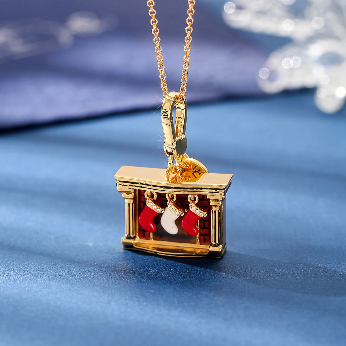 1Pc Exquisite Enameled Vintage Fireplace Pendant,Diamond-encrusted Stocking,Christmas Ornament,Party Necklace Friend Gift
