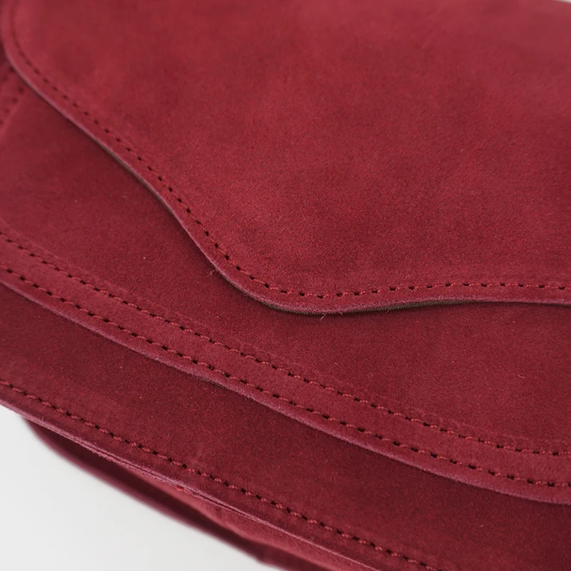 Borsa da sella da donna in vera pelle scamosciata di piccole dimensioni per il tempo libero Borsa a tracolla a tracolla laterale bordeaux con frange