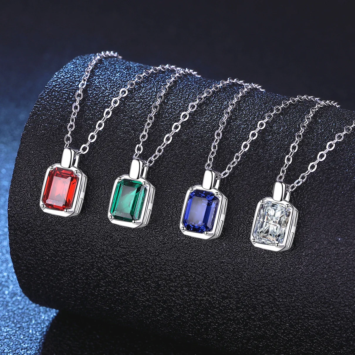 

PT950 Emerald Moissanite Necklace Vintage Collarbone Chain Hypoallergenic Platinum Jewelry Women's Light Luxury Gift