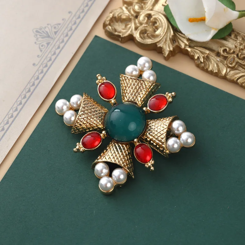 Fashion Women Pearl Crystal Baroque Brooches Cross Crown Vintage Badges Pins Trendy Lady Clothing Coat Banquet Brooch Pin