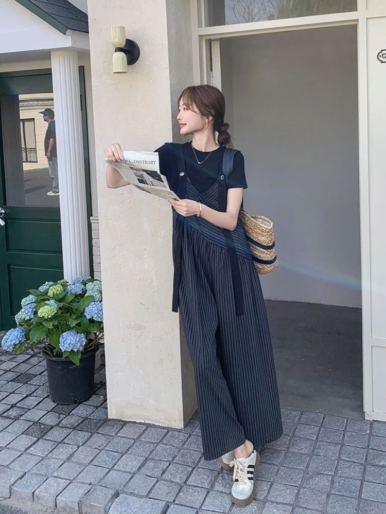 

Летний новый модный повседневный комплект из двух предметов: полосатый комбинезон и черная футболка для женщин, молодежный образ