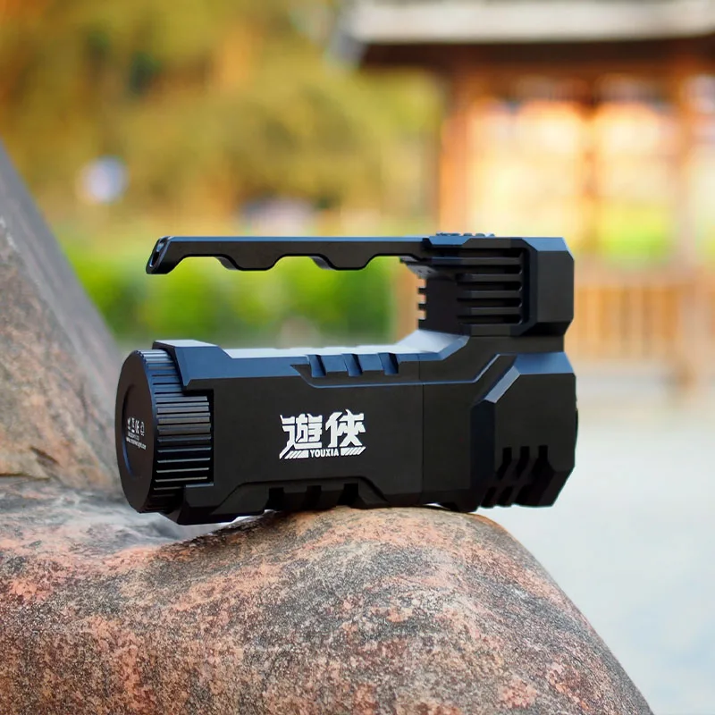 Manker Ranger MK39 II Faretto e proiettore combinati, 9 LED, raggio da 25000 lumen e 1120 m, torcia ad alta potenza/luce di ricerca