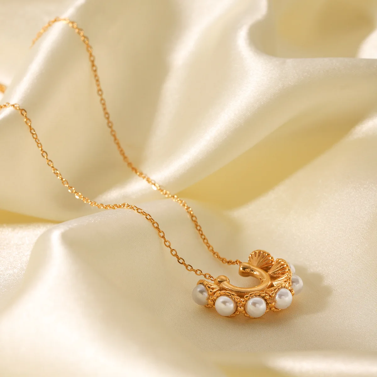 U-shaped Trumpet Pearl Inlaid Pendant Necklace for Women, Niche Design Titanium Steel Clavicle Chain