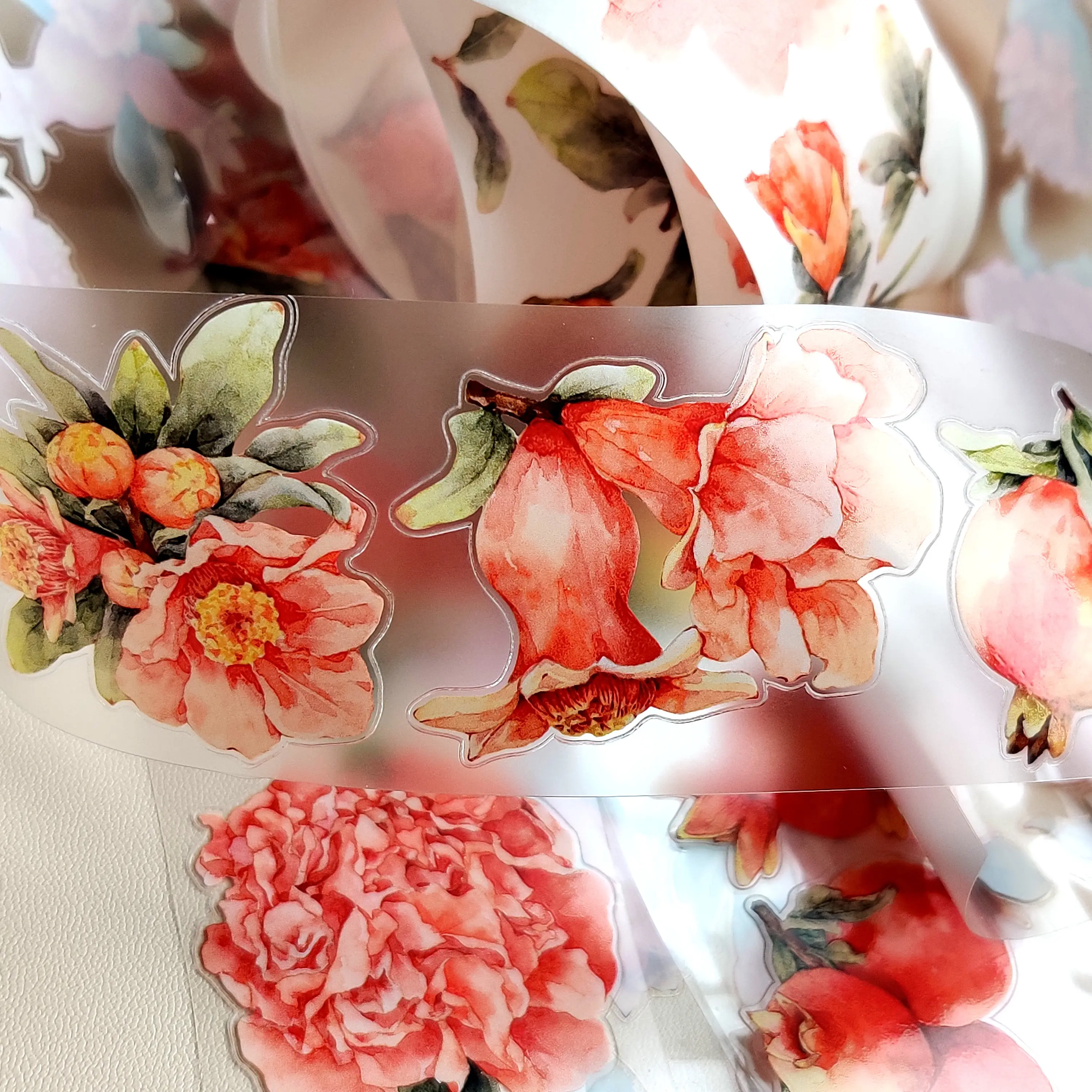 fita-decorativa-washi-com-tema-floral-de-flor-de-roma-disponivel-em-acabamento-fosco-washi-pet-para-diy-diario-scrapbook-planner-e-artesanato