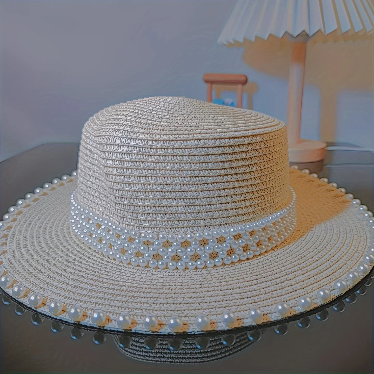 قبعة صيفية أنيقة للحماية من الشمس مع ديكور من اللؤلؤ الصناعي للنساء - ابق رائعًا ومحميًا!