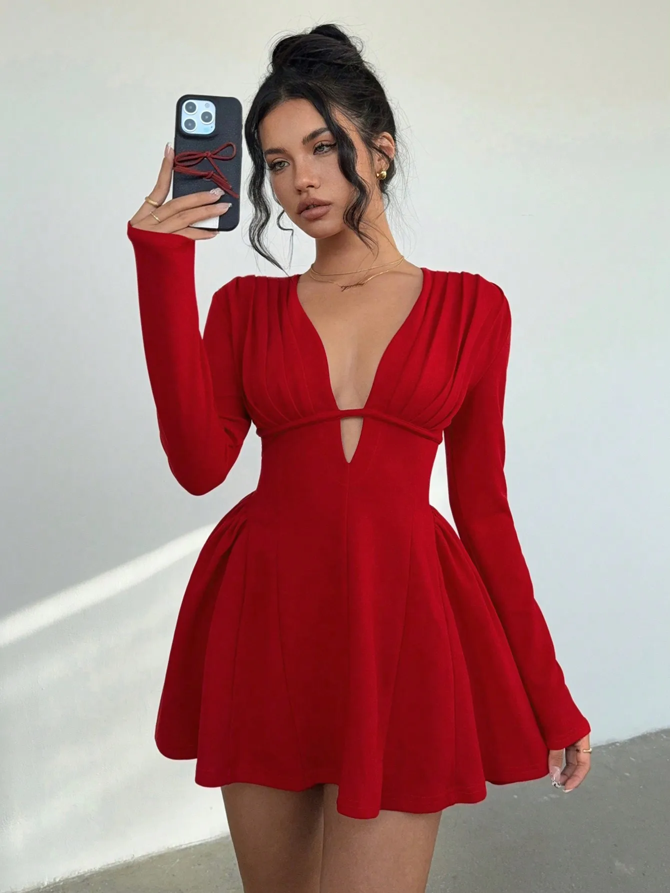 

Женское красное мини-платье с V-образным вырезом, длинными рукавами и вырезами по бокам